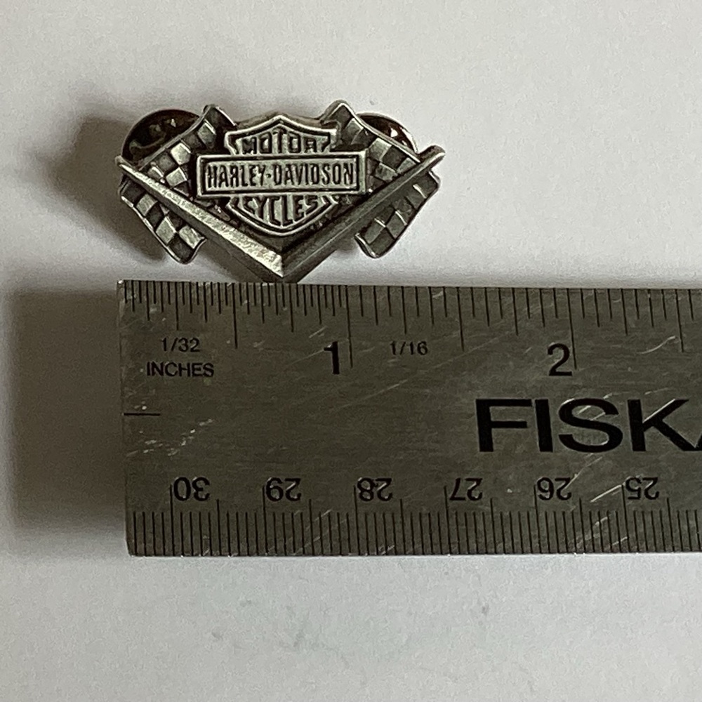 🧡NEW🧡 HARLEY DAVIDSON BAR & SHIELD W/RACING FLAGS PIN RARE VINTAGE 2005 - Picture 4 of 4